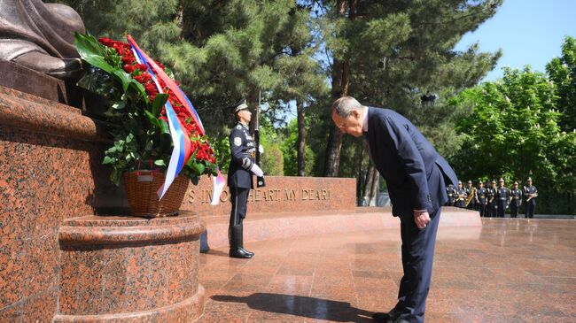 Министр иностранных дел России Сергей Лавров на церемонии возложения цветов к Вечному огню у памятника Скорбящая мать в Самарканде