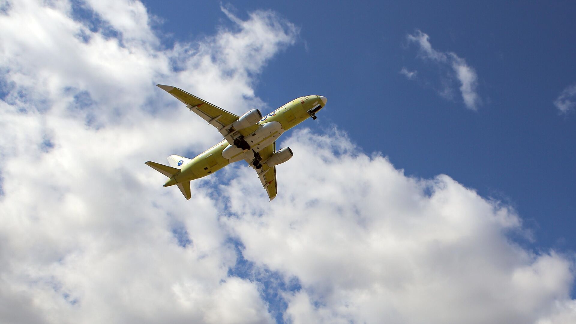 Полностью импортозамещенный SJ-100 (Суперджет) c российскими двигателями ПД-8 выполняет первый полет в Комсомольске-на-Амуре - РИА Новости, 1920, 10.10.2025