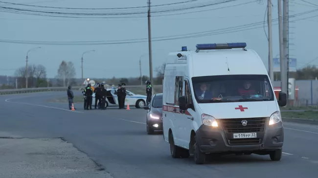 Машина скорой помощи на перегороженной дороге в Киржачском районе Владимирской области