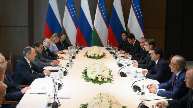 Министр иностранных дел России Сергей Лавров и министр иностранных дел Узбекистана Бахтиер Саидов во время встречи в Самарканде. 23 апреля 2025