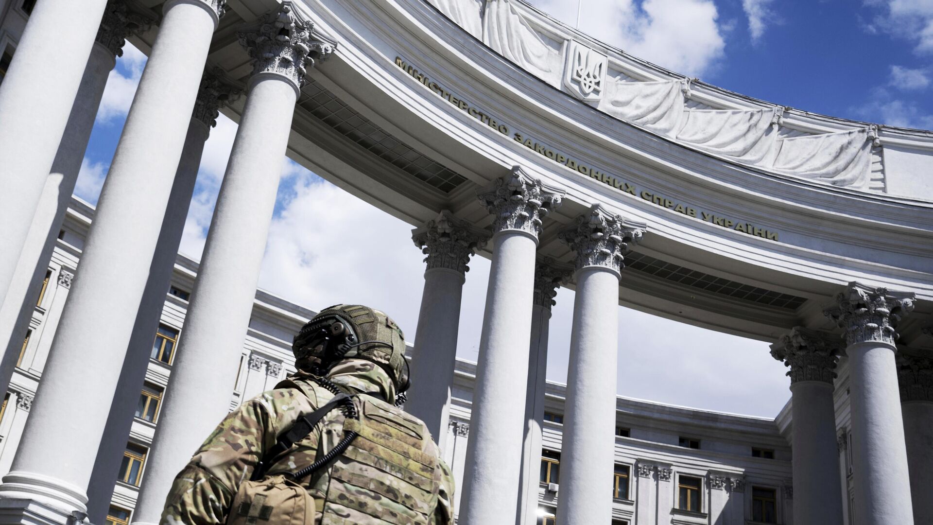 Военный у здания МИД Украины в Киеве Военный у здания МИД Украины в Киеве - РИА Новости, 1920, 10.05.2025
