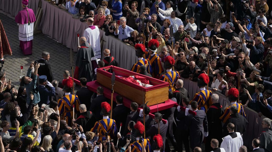 © AP Photo / Gregorio Borgia<br>Гроб с телом папы римского Франциска несут в собор Святого Петра в Ватикане 