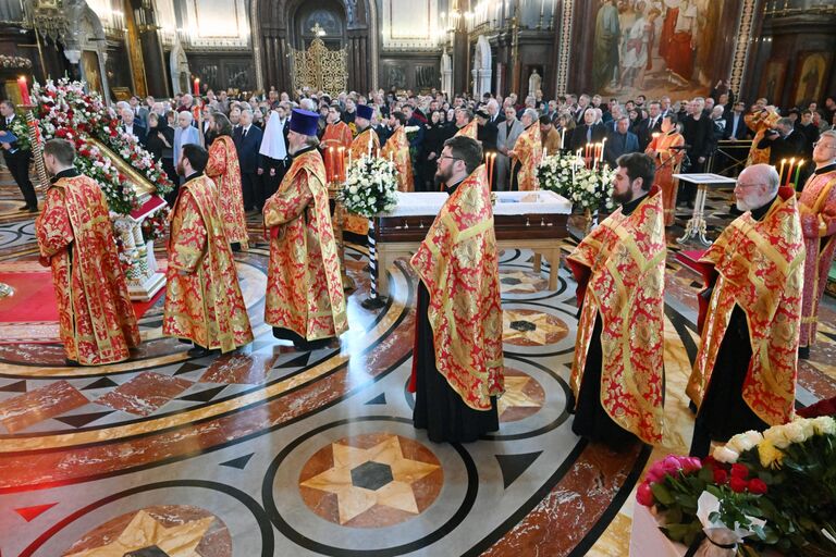 Священнослужители на церемонии прощания с президентом Российской академии художеств, художником-монументалистом, скульптором Зурабом Церетели в храме Христа Спасителя в Москве Священнослужители на церемонии прощания с президентом Российской академии художеств, художником-монументалистом, скульптором Зурабом Церетели в храме Христа Спасителя в Москве