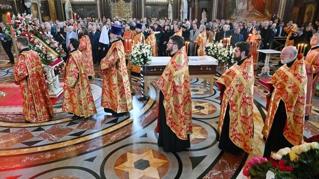 Священнослужители на церемонии прощания с президентом Российской академии художеств, художником-монументалистом, скульптором Зурабом Церетели в храме Христа Спасителя в Москве Священнослужители на церемонии прощания с президентом Российской академии художеств, художником-монументалистом, скульптором Зурабом Церетели в храме Христа Спасителя в Москве