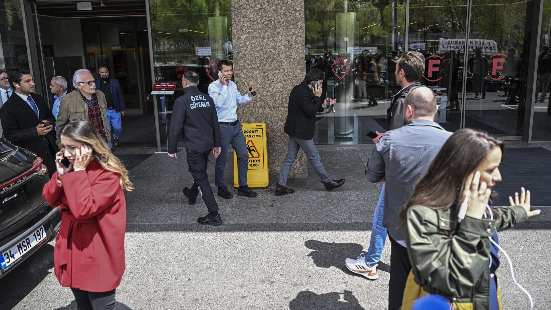 Люди покидают здания во время землетрясения в Стамбуле, Турция. 23 апреля 2025 - РИА Новости, 1920, 23.04.2025