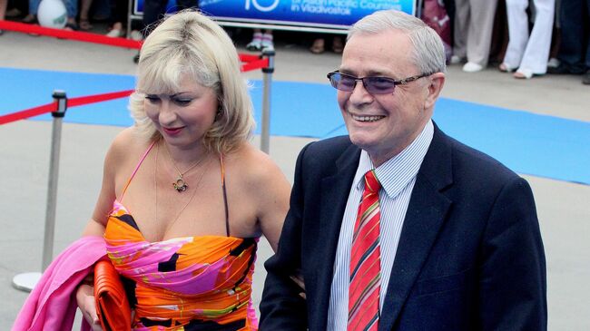 Заслуженный артист РФ Лев Прыгунов с супругой на церемонии открытия X международного кинофестиваля стран Азиатско-Тихоокеанского региона Меридианы Тихого