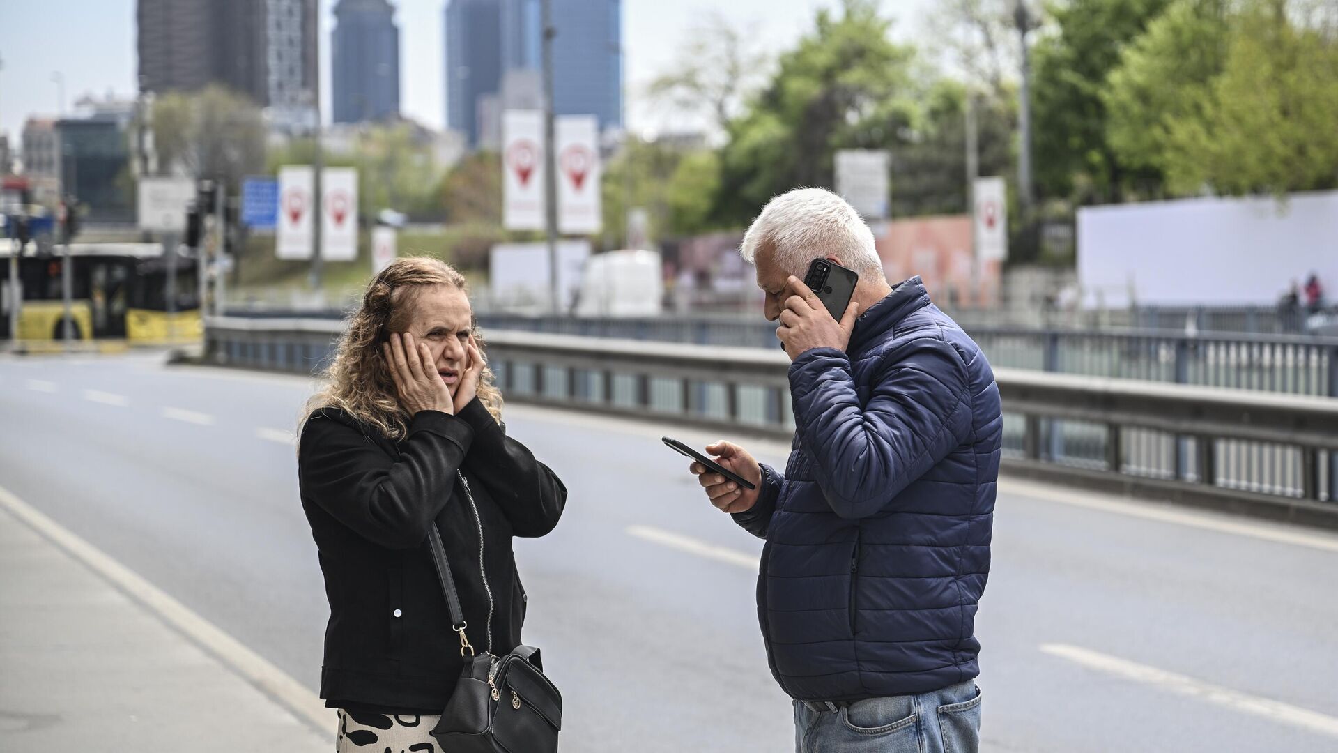 Люди во время землетрясения в Стамбуле Люди во время землетрясения в Стамбуле - РИА Новости, 1920, 23.04.2025