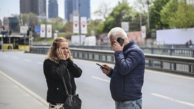 Люди во время землетрясения в Стамбуле