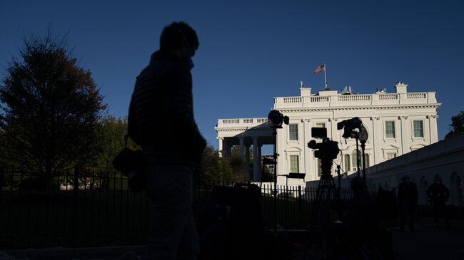 Журналисты у Белого дома в Вашингтоне