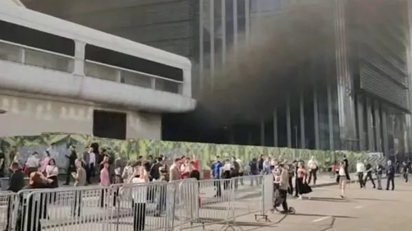 Дым на месте пожара в Москва-Сити. Кадр видео