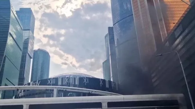 Дым на месте пожара в Москва-Сити. Кадр видео