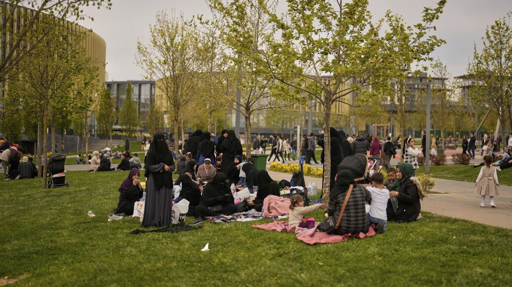 © AP Photo / Khalil Hamra<br>Люди собрались на улице после землетрясения в Стамбуле, Турция. 23 апреля 2025