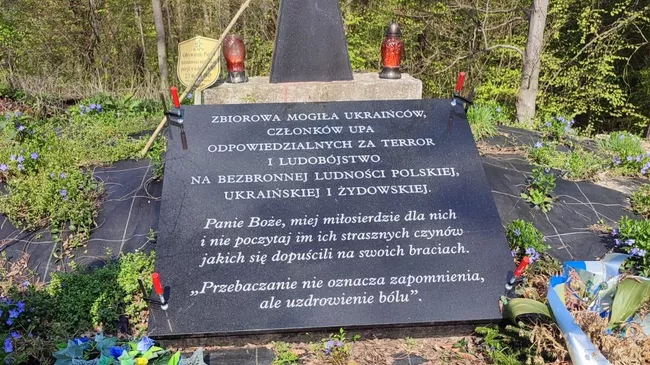 Новая табличка на общей могиле членов УПА* в Монастежи близ Верхраты 