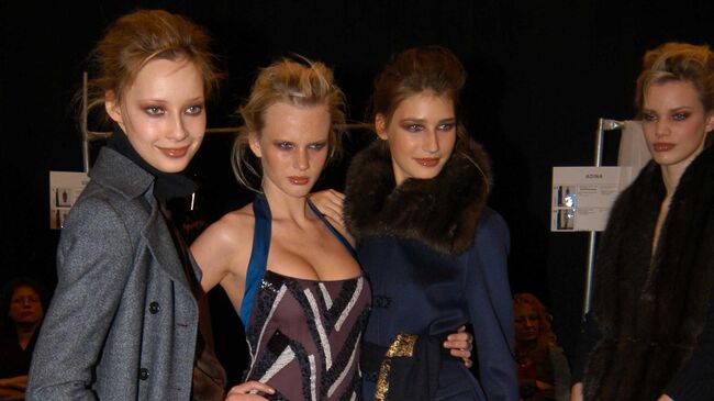 Анна Вялицына и Евгения Володина на показе мод Carolina Herrera в 2004 году