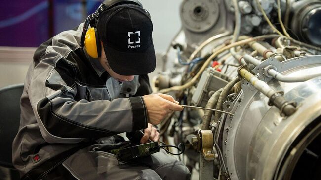 Сотрудник Ростеха за работой