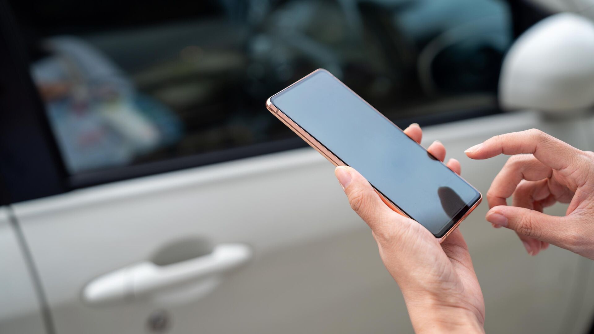 Девушка использует смартфон, чтобы открыть двери автомобиля Девушка использует смартфон, чтобы открыть двери автомобиля - РИА Новости, 1920, 23.04.2025