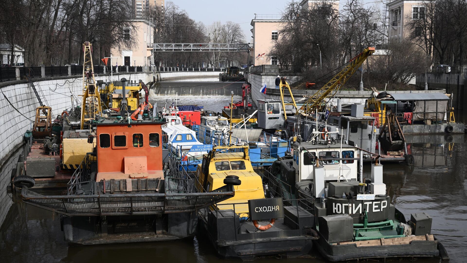 Работы по подготовке коммунального флота к навигации - РИА Новости, 1920, 24.04.2025