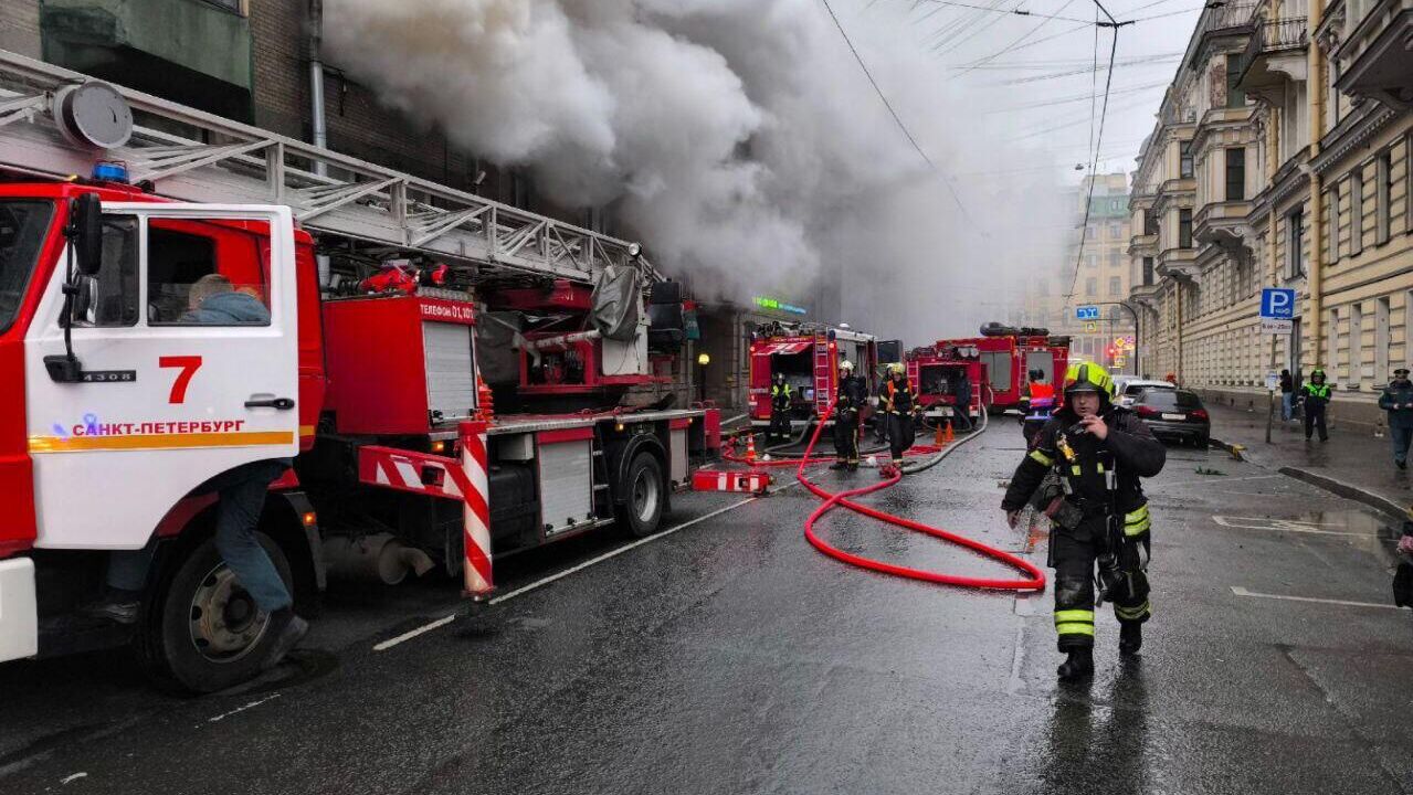 Сотрудники МЧС ликвидируют пожар в двух квартирах в центре Санкт-Петербурга - РИА Новости, 1920, 24.04.2025