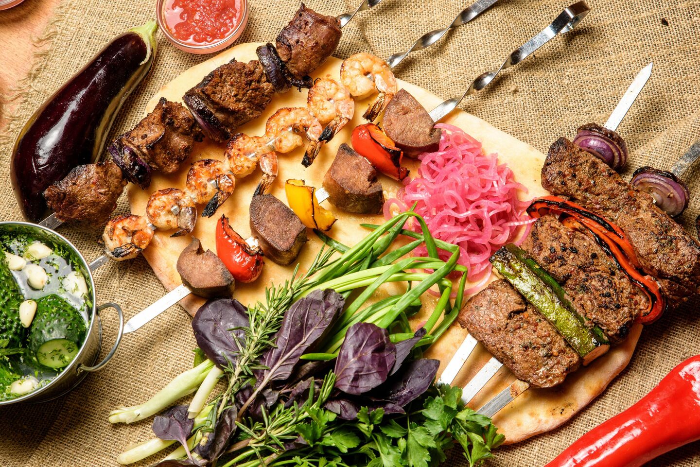 Приготовленный мясной и овощной шашлык Приготовленный мясной и овощной шашлык