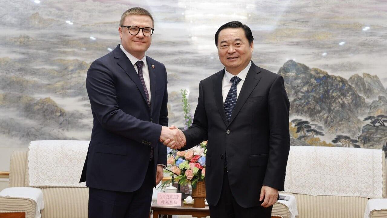 Губернатор Челябинской области Алексей Текслер и секретарь партийного комитета Коммунистической партии Китая провинции Ляонин Хао Пэн Губернатор Челябинской области Алексей Текслер и секретарь партийного комитета Коммунистической партии Китая провинции Ляонин Хао Пэн - РИА Новости, 1920, 24.04.2025