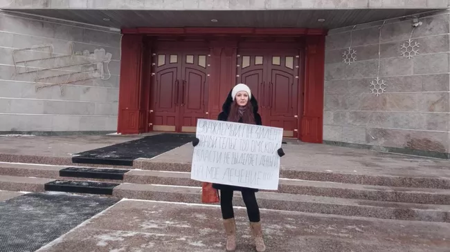 Жительница Омска Елена Набока во время одиночного пикета у здания правительства Омской области