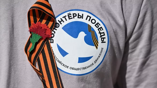 Волонтер раздает георгиевские ленточки в Симферополе в рамках ежегодной акции Георгиевская ленточка Волонтер раздает георгиевские ленточки в Симферополе в рамках ежегодной акции Георгиевская ленточка