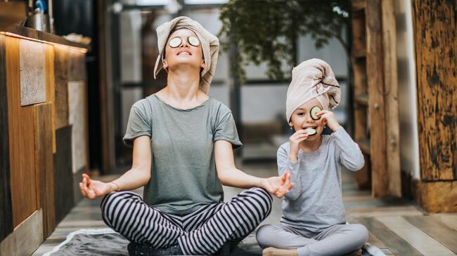 Женщина с дочерью 