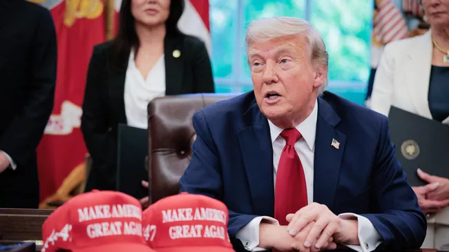 Президент США Дональд Трамп общается со СМИ в Овальном кабинете Белого дома. 23 апреля 2025