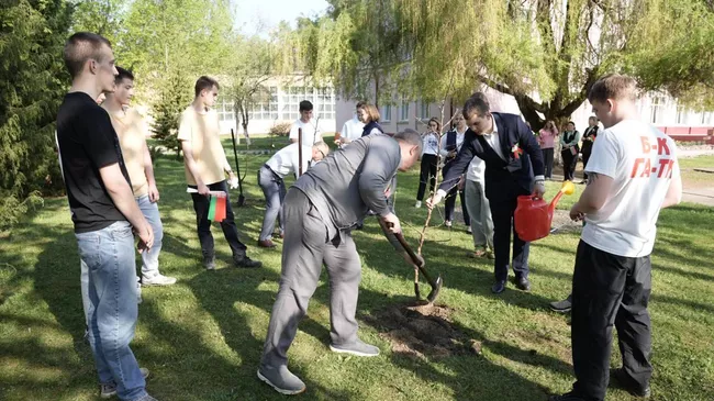 Акция Сад Памяти, посвященная 80-летию Победы советского народа в Великой Отечественной войне, в Гомельской области Белоруссии