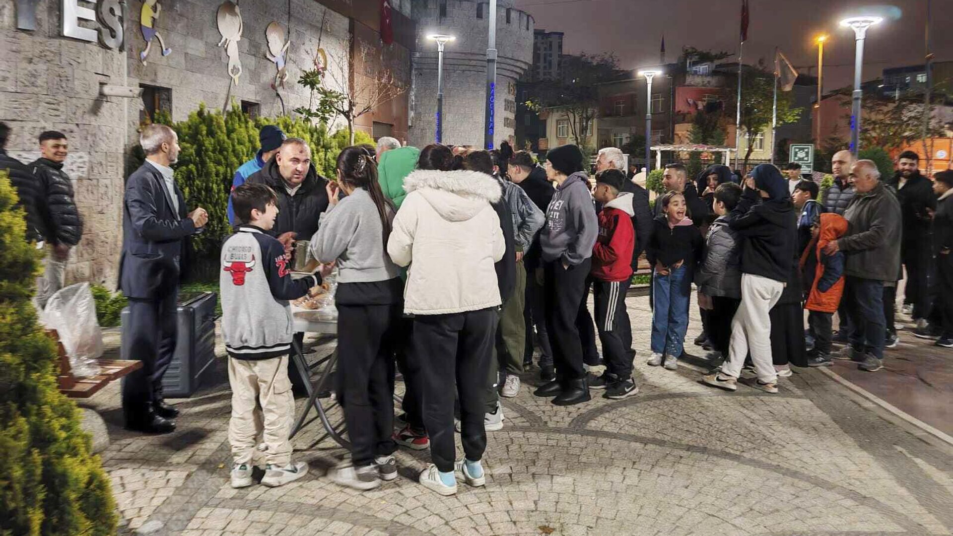 Пункт раздачи еды после землетрясения в Стамбуле - РИА Новости, 1920, 01.05.2025