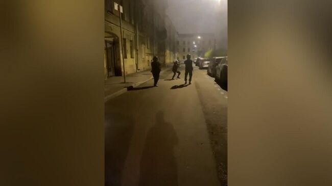 Кадры с жителем Петербурга, гулявшим по улице с двумя ножами в руках