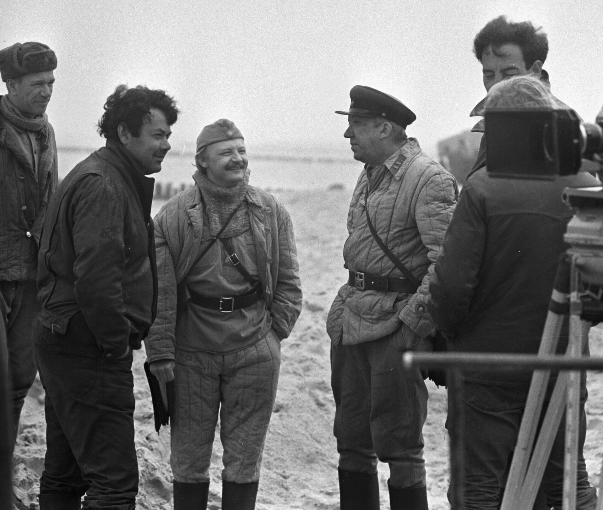 Народные артисты СССР Юрий Никулин, Михаил Кононов и режиссер Алексей Герман во время съемок фильма Двадцать дней без войны Народные артисты СССР Юрий Никулин, Михаил Кононов и режиссер Алексей Герман во время съемок фильма Двадцать дней без войны - РИА Новости, 1920, 04.11.2025