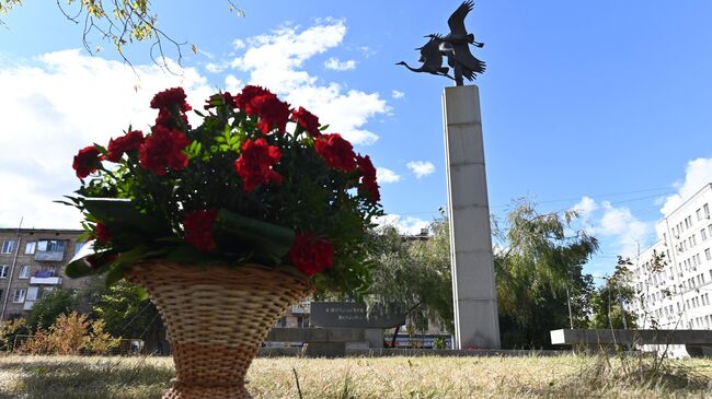 Памятник жертвам теракта во время мюзикла Норд-Ост 23 октября 2002 года на площади перед театральным центром на Дубровке в Москве