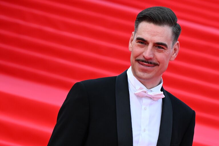 Актер Дмитрий Дюжев на красной дорожке перед церемонией закрытия 47-го Московского Международного кинофестиваля в кинотеатре Россия Актер Дмитрий Дюжев на красной дорожке перед церемонией закрытия 47-го Московского Международного кинофестиваля в кинотеатре Россия