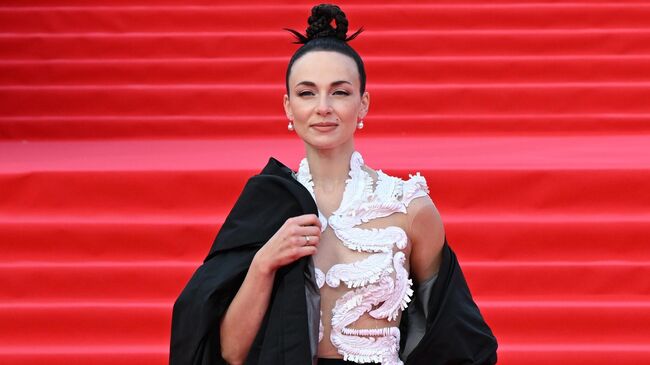 Актриса Анна Снаткина на красной дорожке перед церемонией закрытия 47-го Московского Международного кинофестиваля в кинотеатре Россия