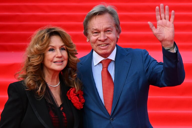 Председатель Комиссии Совета Федерации по информационной политике и взаимодействию со средствами массовой информации Алексей Пушков и его супруга, писатель, сценарист Нина Пушкова на красной дорожке перед церемонией закрытия 47-го Московского Международного кинофестиваля в кинотеатре Россия Председатель Комиссии Совета Федерации по информационной политике и взаимодействию со средствами массовой информации Алексей Пушков и его супруга, писатель, сценарист Нина Пушкова на красной дорожке перед церемонией закрытия 47-го Московского Международного кинофестиваля в кинотеатре Россия