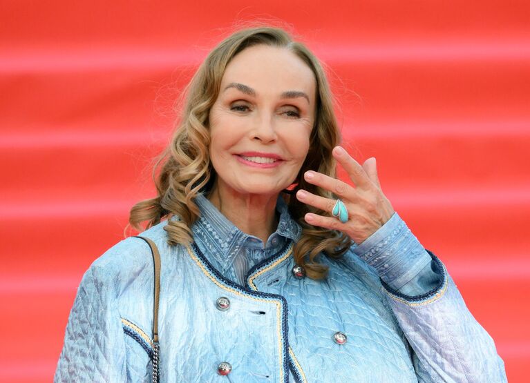 Актриса Наталья Андрейченко на красной дорожке перед церемонией закрытия 47-го Московского Международного кинофестиваля в кинотеатре Россия Актриса Наталья Андрейченко на красной дорожке перед церемонией закрытия 47-го Московского Международного кинофестиваля в кинотеатре Россия