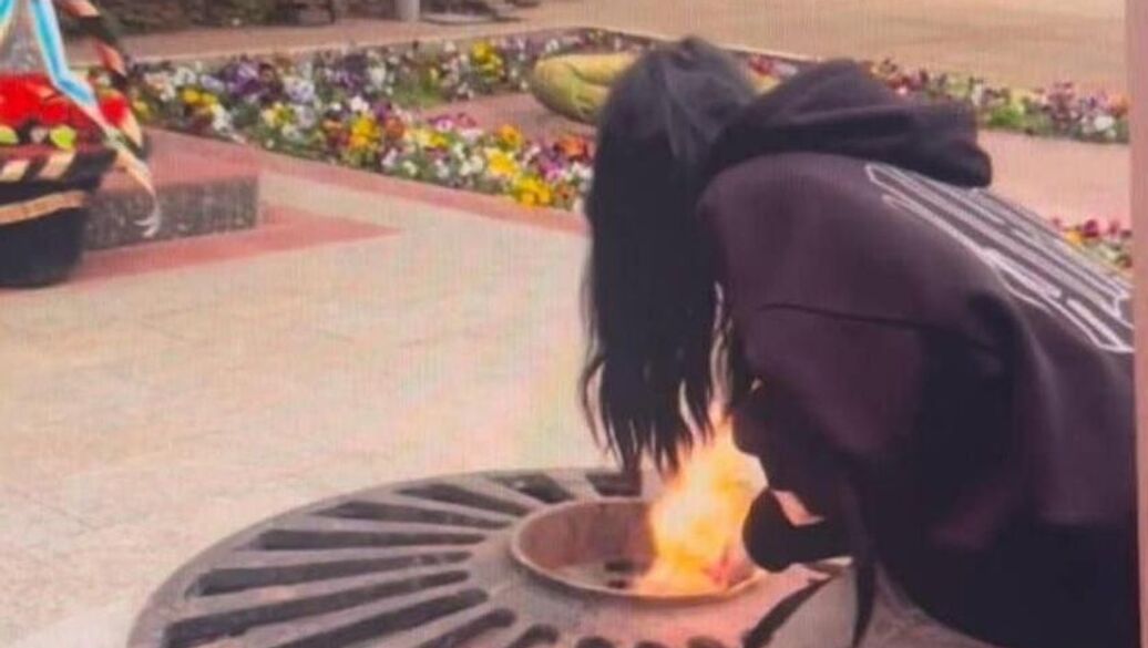 В Туапсе девушка прикурила сигарету от Вечного огня