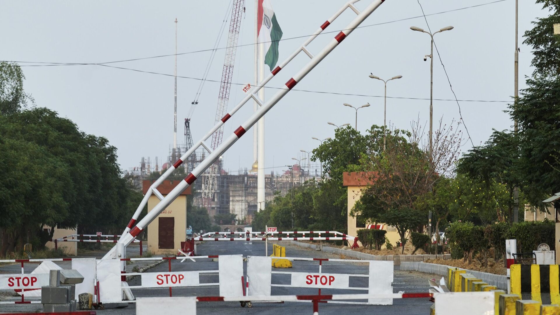 Индийский флаг виден на военизированном контрольно-пропускном пункте возле Вахага на пакистано-индийской границе. 24 апреля 2025 Индийский флаг виден на военизированном контрольно-пропускном пункте возле Вахага на пакистано-индийской границе. 24 апреля 2025 - РИА Новости, 1920, 24.04.2025