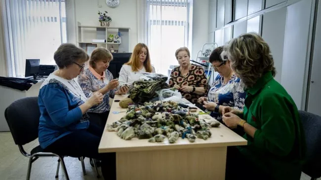 Музейные работники в Магадане шьют талисманы для бойцов СВО