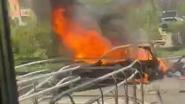 Горящий автомобиль во дворе жилого дома в подмосковной Балашихе