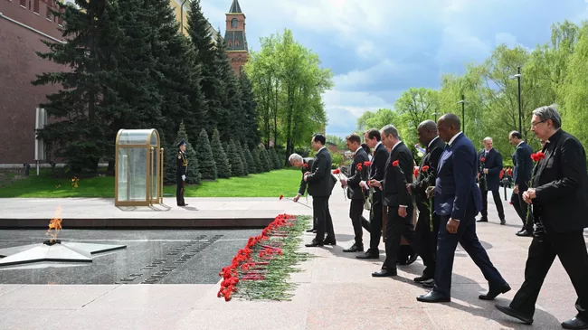 Главы дипмиссий возложили цветы к Могиле Неизвестного Солдата в Александровском саду в Москве
