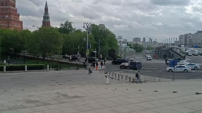 Кортеж с сопровождением у Кремля после предполагаемого прилета Уиткоффа в Москву