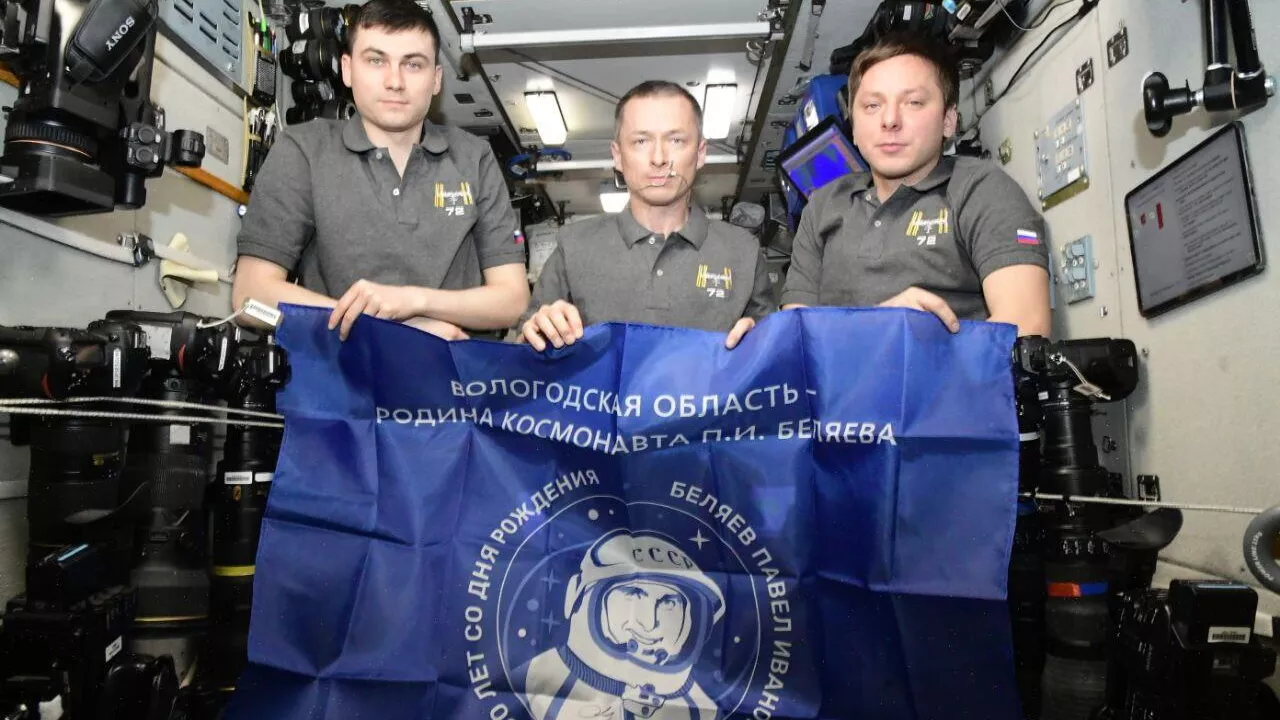 Российские космонавты Сергей Рыжиков, Алексей Зубрицкий и Кирилл Песков в скафандрах