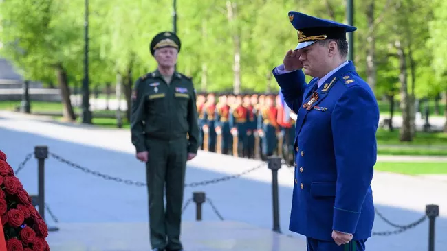 Генпрокурор России Игорь Краснов в преддверии 9 мая возложил цветы к Могиле Неизвестного Солдата в Александровском саду