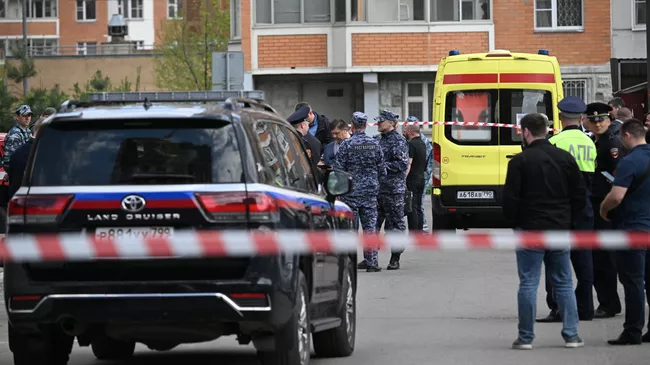 Экстренные службы на месте взрыва автомобиля в Балашихе