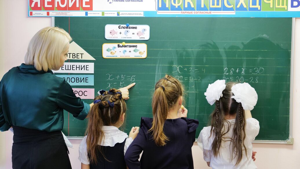 Московским педагогам повысят оклады и зарплаты