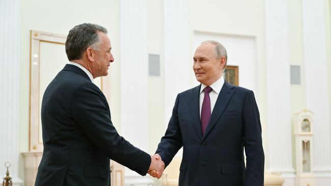 Президент России Владимир Путин и спецпосланник президента США по Ближнему Востоку Стивен Уиткофф во время встречи