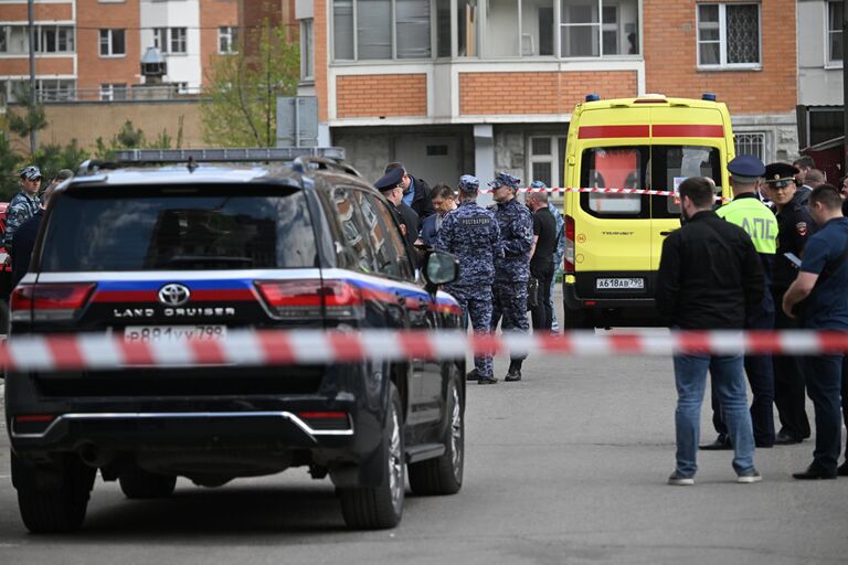Экстренные службы на месте взрыва автомобиля в Балашихе Экстренные службы на месте взрыва автомобиля в Балашихе