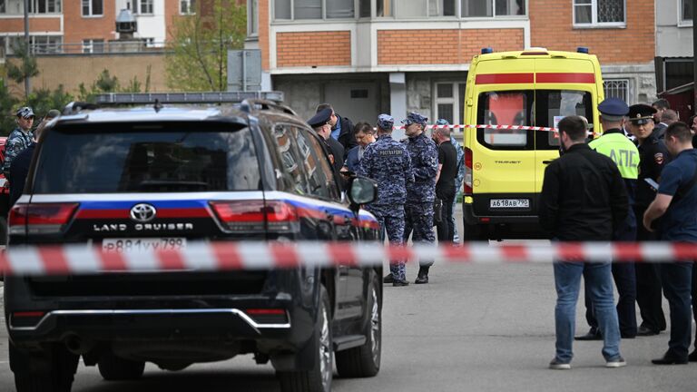 Экстренные службы на месте взрыва автомобиля в Балашихе Экстренные службы на месте взрыва автомобиля в Балашихе